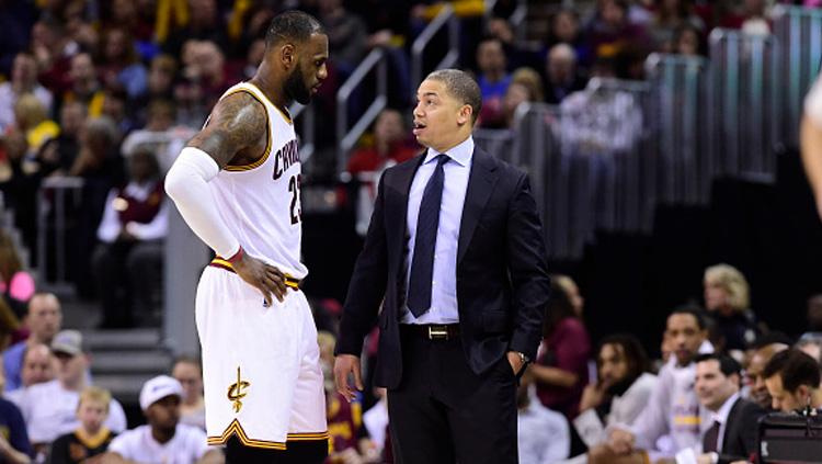 Pemain megabintang dan pelatih Cleveland Cavaliers, LeBron James dan Tyronn Lue.
