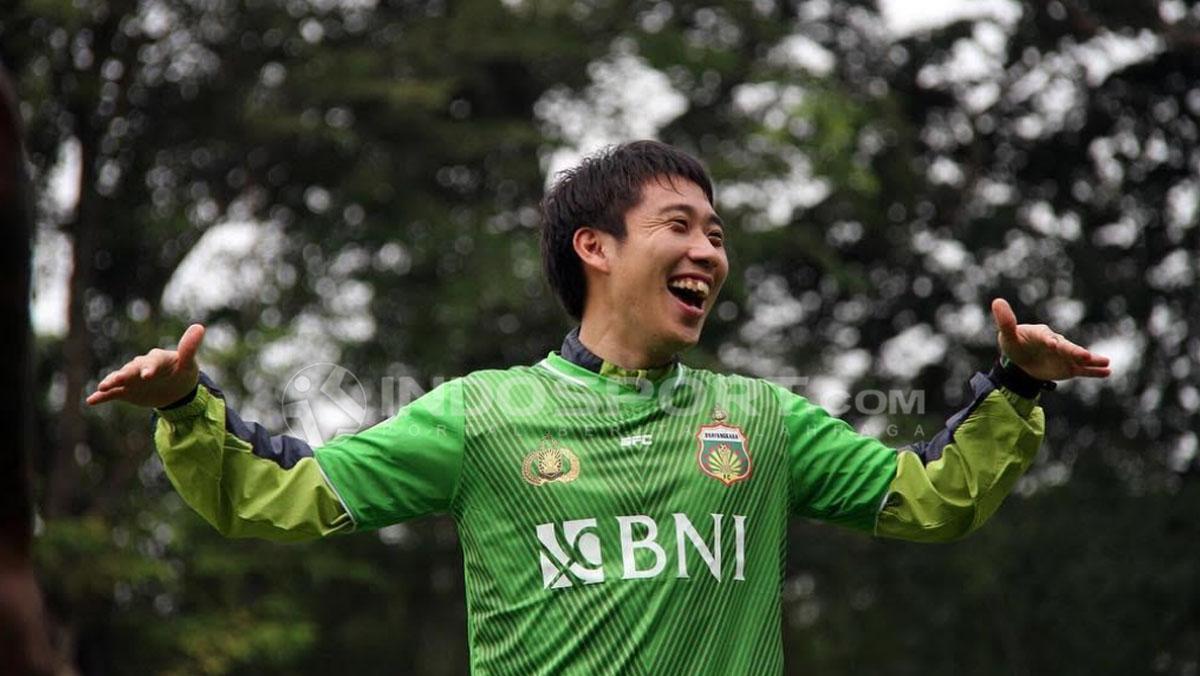 Lee Yu Jun saat berlatih dengan pemain Bhayangkara FC. Copyright: Fitra Herdian/INDOSPORT.COM