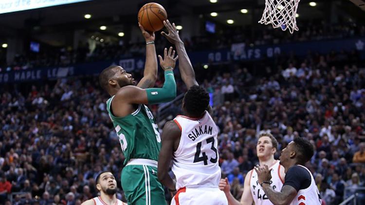Pemain Toronto Raptors mengepung Greg Monroe pemain Boston Celtics-kanan. - INDOSPORT