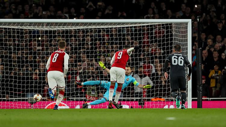 Alexandre Lacazette mencetak gol lewat titik penalti ke gawang CSKA Moskow.
