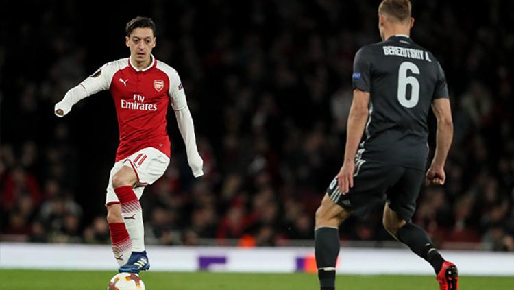 Mesut Ozil saat berhadapan dengan pemain CSKA Moskow. Copyright: INDOSPORT