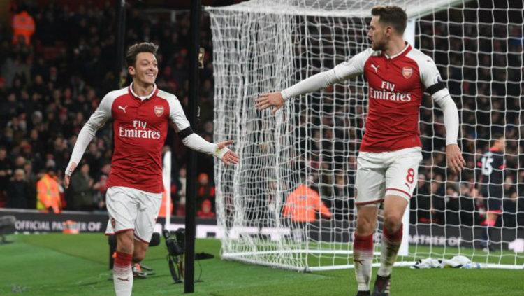 Mesut Ozil dan Aaron Ramsey.