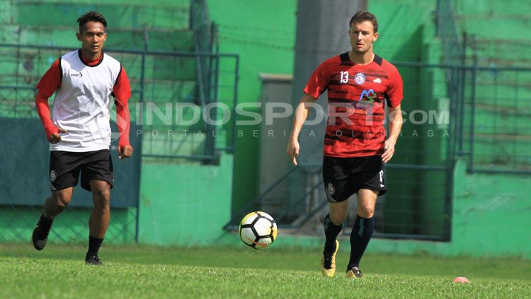 Balsa Bozovic (kanan) saat latihan bersama Arema FC.