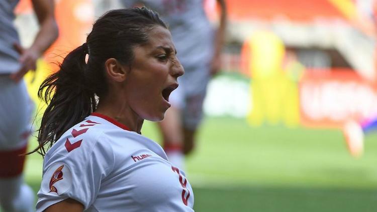 Nadia Nadim, pesepakbola yang mengawali hidupnya di bawah kekuasaan Taliban. - INDOSPORT