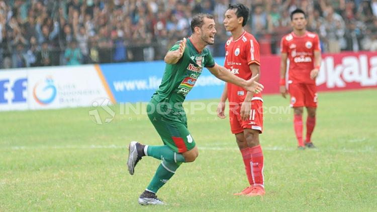 Reinaldo Lobo berselebrasi usai mencetak gol ke gawang Persija Jakarta.