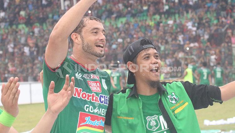 Reinaldo Lobo bersama fans PSMS Medan usai melawan Persija Jakarta.