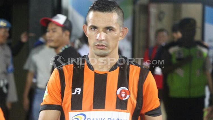 Striker Perseru Serui, Silvio Escobar. Copyright: Ruddy Khaizan/INDOSPORT