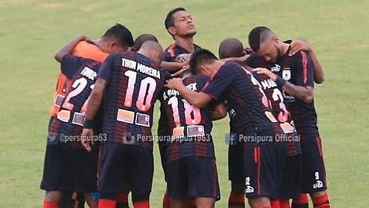 Para pemain Persipura Jayapura melakukan doa bersama sebelum pertandingan. - INDOSPORT