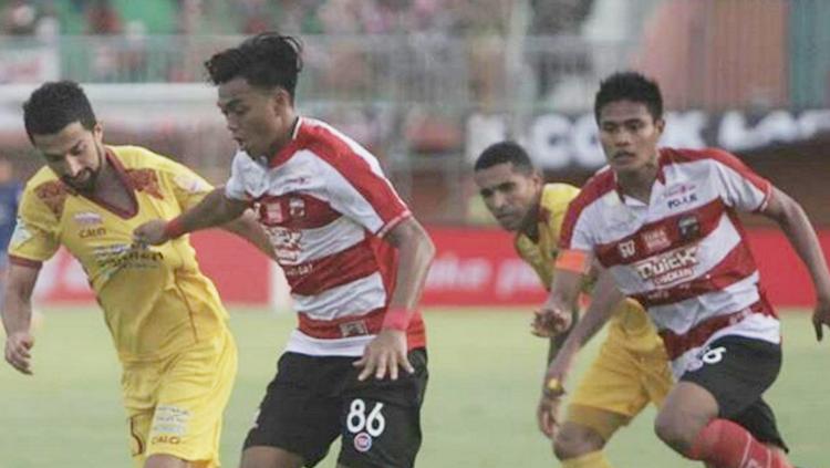 Alfath Fathier dijaga ketat oleh pemain Sriwijaya FC. - INDOSPORT
