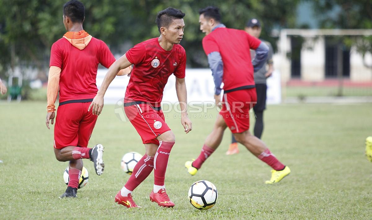 Kapten Ismed Sofyan (tengah) mendrible bola. Copyright: Herry Ibrahim/INDOSPORT