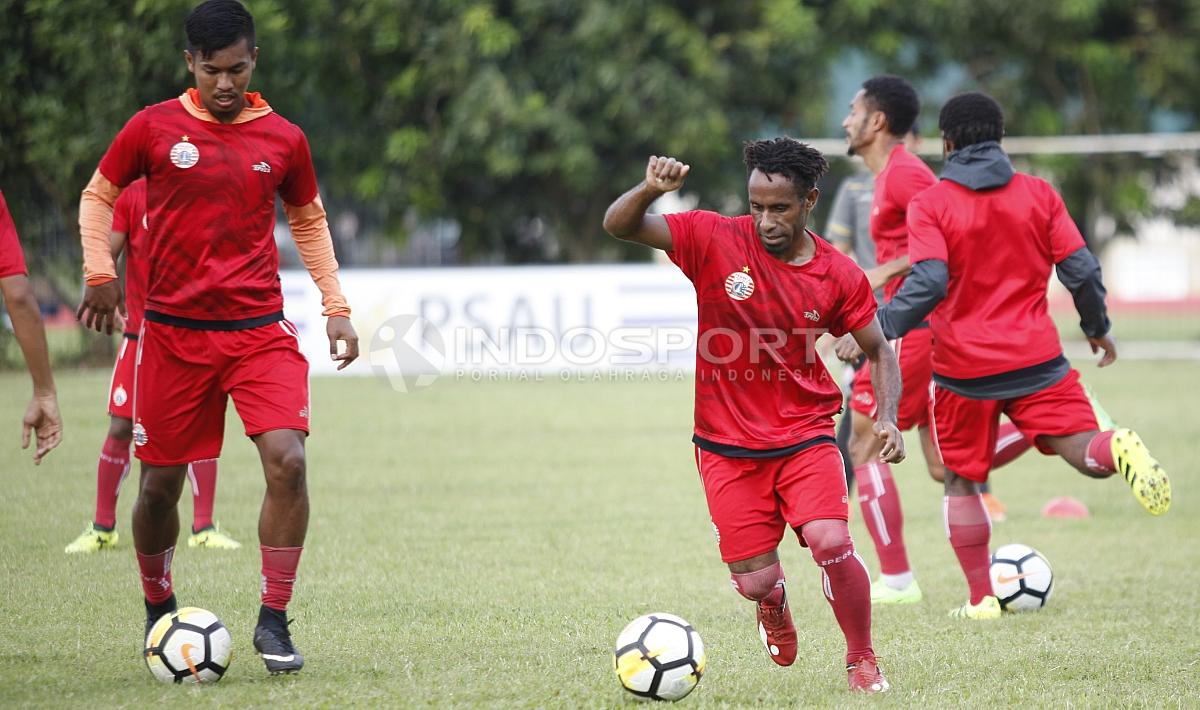 Pemain baru Persija Jakarta,  Frengki Kogoya (kanan) mendrible bola. Herry Ibrahim