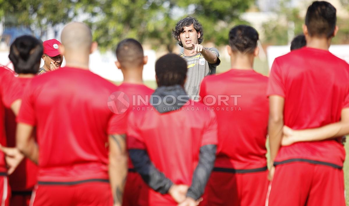 Pelatih Persija Jakarta, Stefano Cugurra Teco memberi arahan kepada para pemain sebelum memulai latihan. Herry Ibrahim