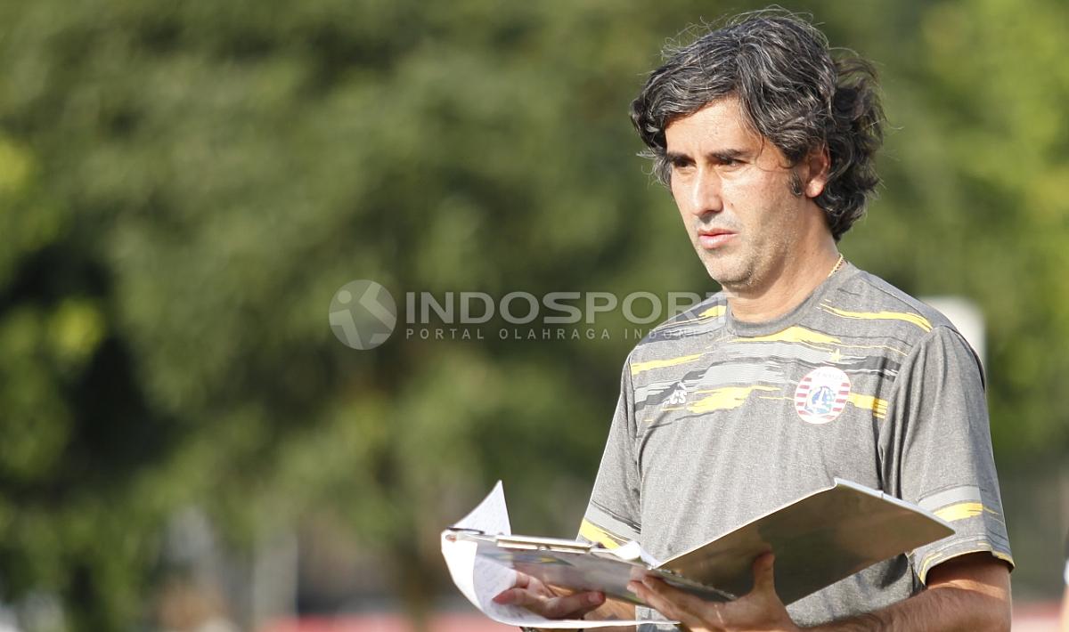 Pelatih Persija Jakarta, Stefano Cugurra Teco. Herry Ibrahim