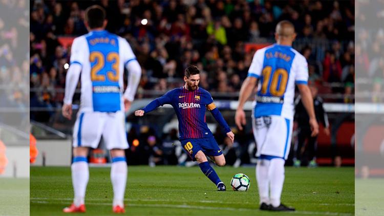 Lionel Messi hendak melakukan tendangan bebas.