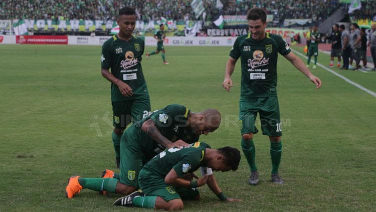 Abu Rizal dan rekannya melakukan selebrasi usai cetak gol ke gawang Baarito Putera.