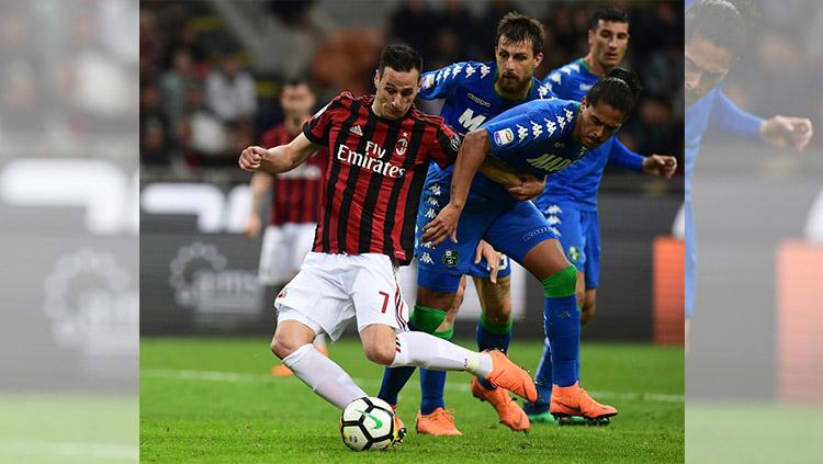 Nikola Kalinic saat masih membela AC Milan, yang kini diminati oleh AS Roma dan Lazio. - INDOSPORT