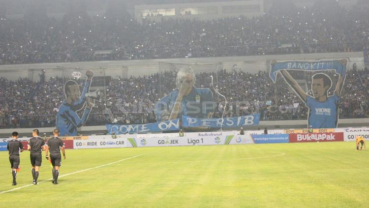 Spanduk Mario Gomez dari Bobotoh saat melawan Mitra Kukar.