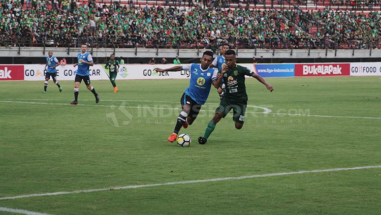 Situasi pertandingan Persebaya Surabaya vs Barito Putera. Copyright: Fitra Herdian/INDOSPORT