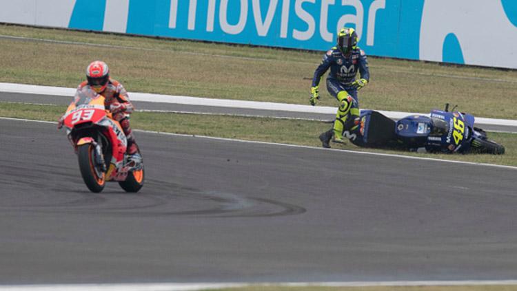 Valentino Rossi tampak melihat ke arah Marc Marquez yang melaju.