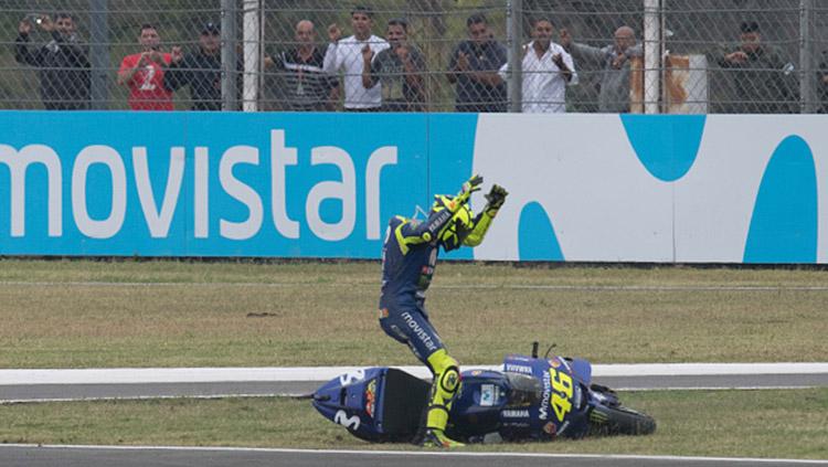 Ekspresi Valentino Rossi saat jatuh di lintasan.