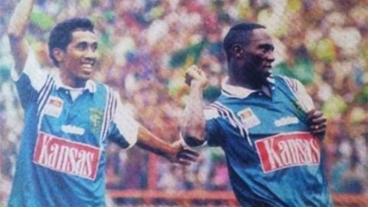 Jacksen F Tiago saat masih membela Persebaya sebagai pemain sepak bola.