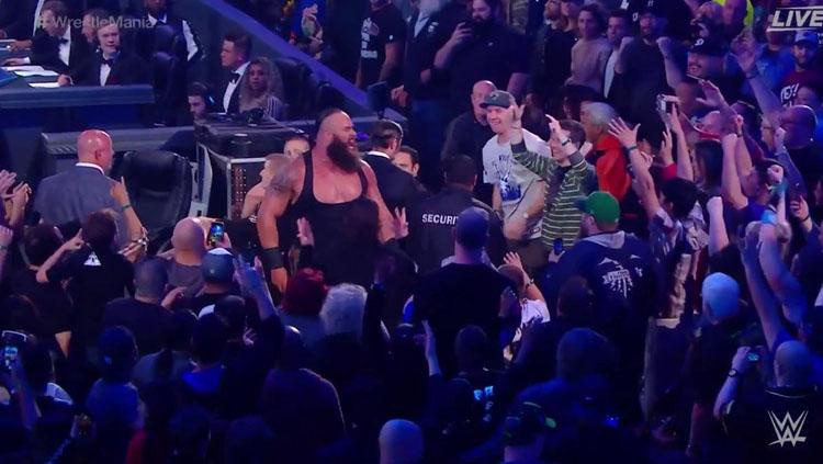 Braun Strowman (janggut pakaikan hitam).