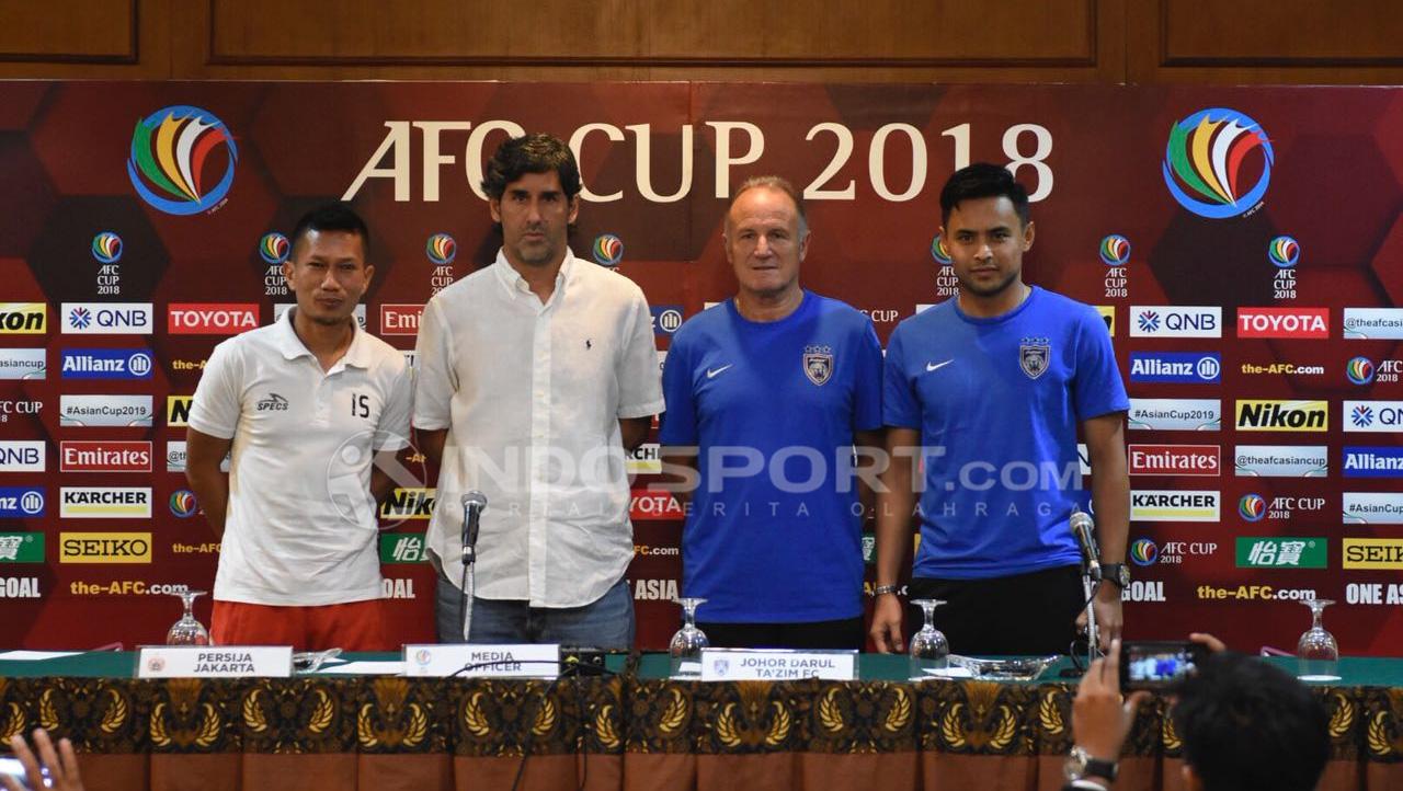 Preskon jelang laga AFC Cup, Persija Jakarta vs Johor Darul Takzim FC, Perwakilan Johor Aidil Zafuan dan pelatih Raul Longhi, Perwakilan Persija Jakarta Ismeda Sofyan dan pelatih Stefano Cugurra Teco.