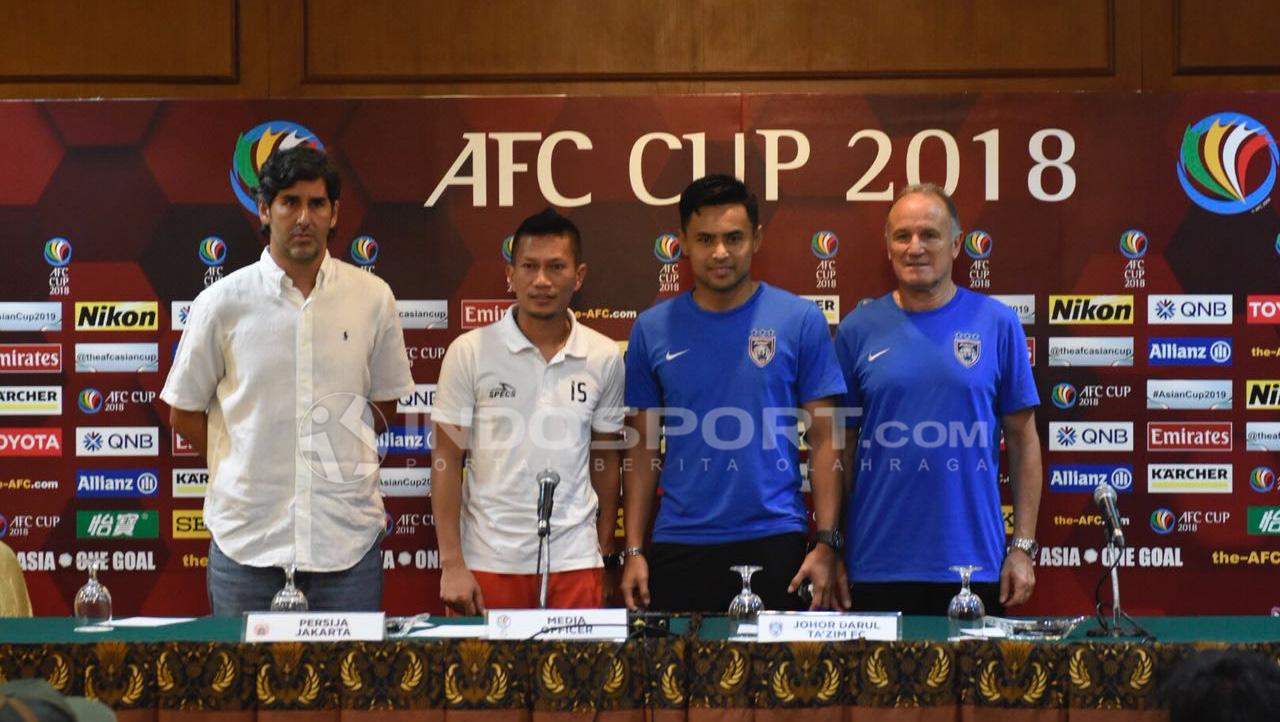 Preskon jelang laga AFC Cup, Persija Jakarta vs Johor Darul Takzim FC, Perwakilan Johor Aidil Zafuan dan pelatih Raul Longhi, Perwakilan Persija Jakarta Ismeda Sofyan dan pelatih Stefano Cugurra Teco.