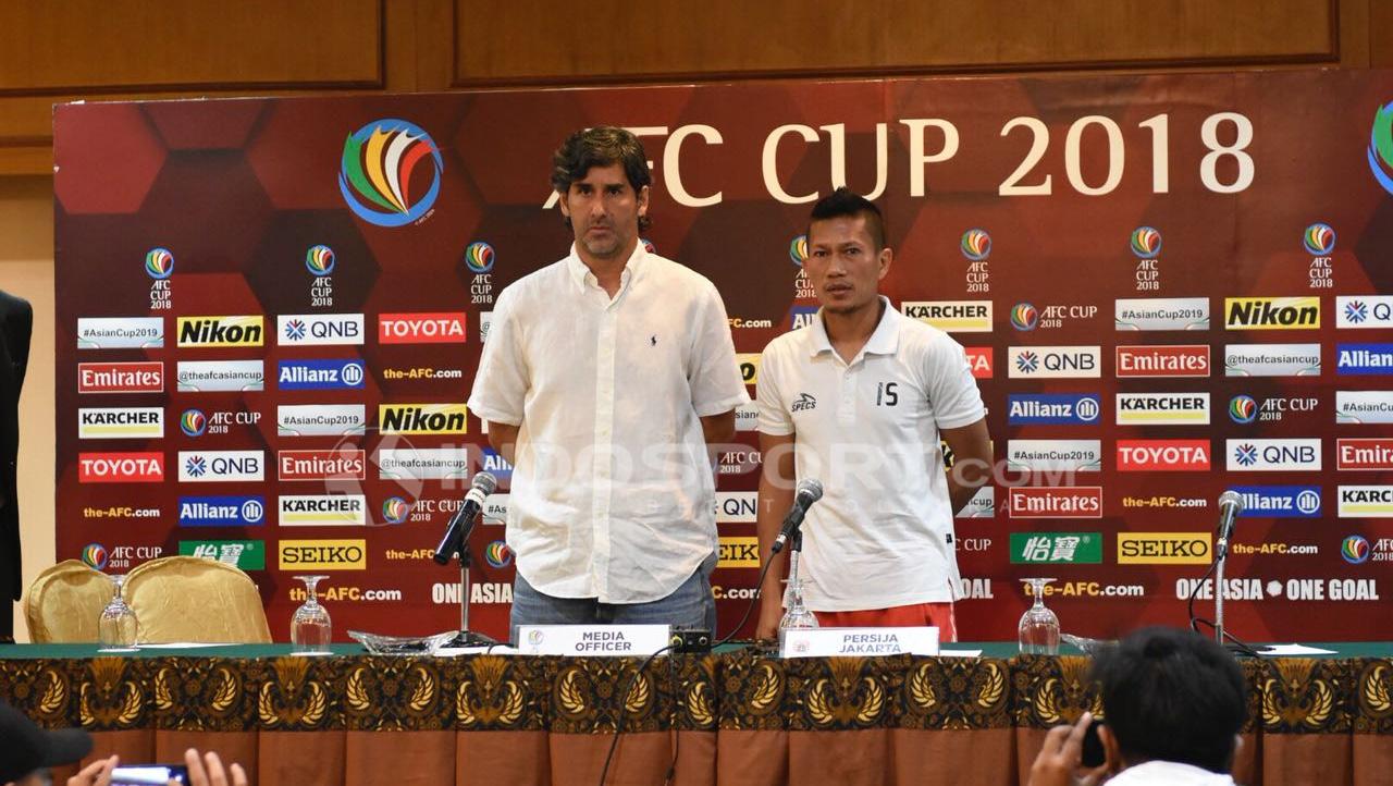 Preskon jelang laga AFC Cup, Persija Jakarta vs Johor Darul Takzim FC, Ismed Sofyan (kanan) dan pelatih Stefano Cugurra Teco.