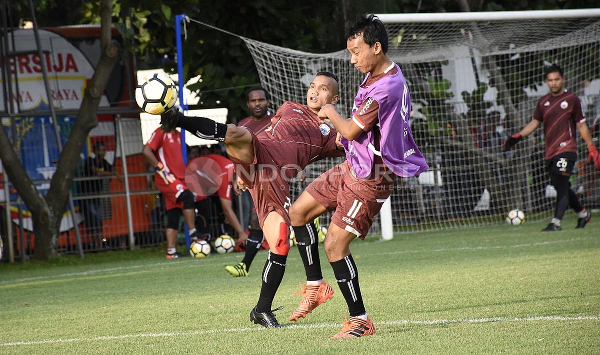 Duel antara Riko Simanjuntak (kiri) dengan Novri Setiawan.