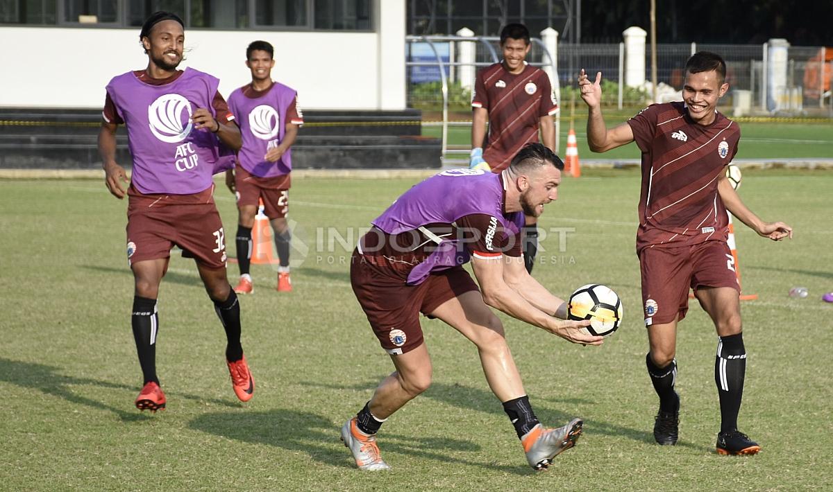 Keseruan para pemain Persija dalam latihan.