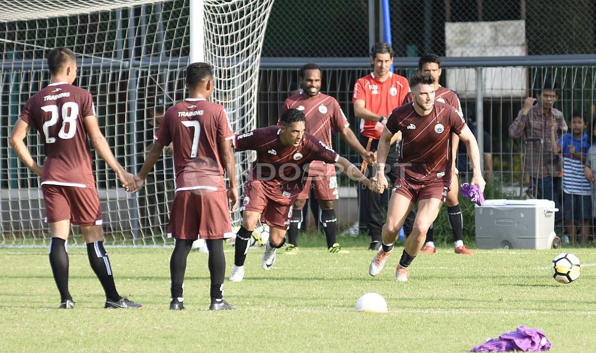 Keseruan para pemain Persija dalam latihan.