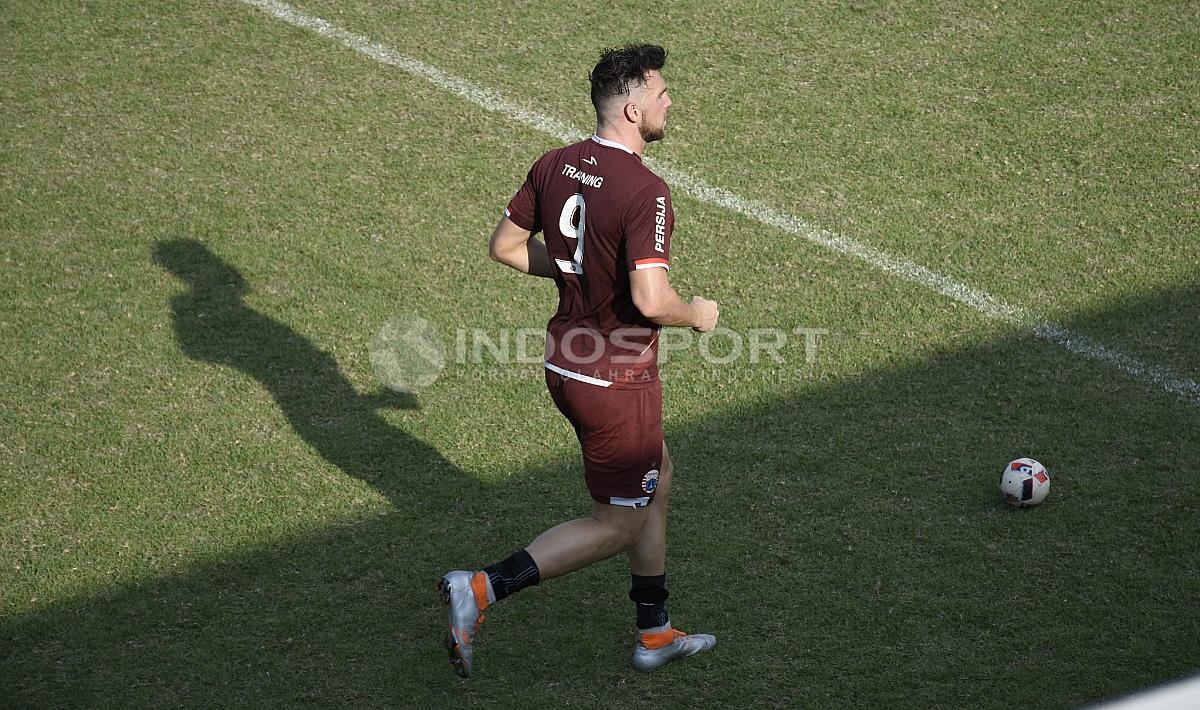 Marko Simic melakukan jogging sebelum memulai latihan.