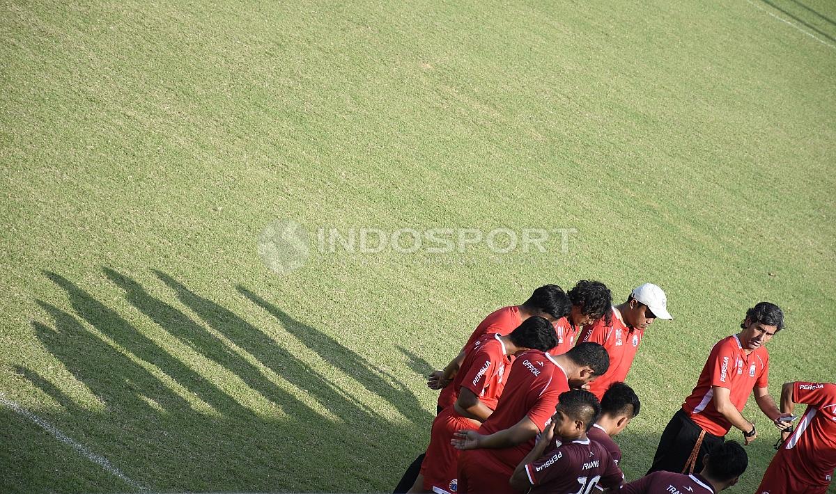 Para pemain Persija sedang mendengarkan arahan pelatih Teco.