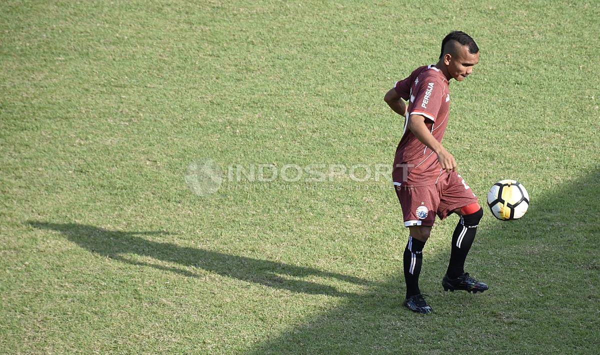 Riko Simanjuntak melakukan juggling.