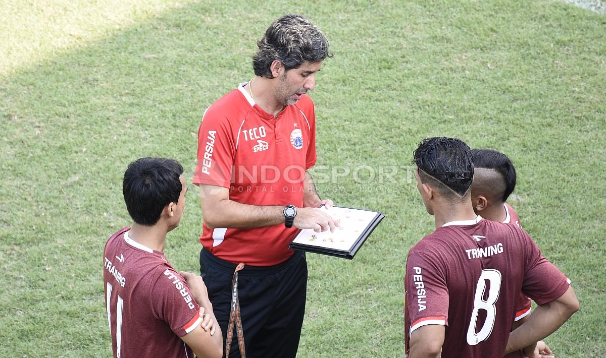 Pelatih Persija, Stefano Cugurra Teco sedang memberikan arahan kepada para pemainnya.