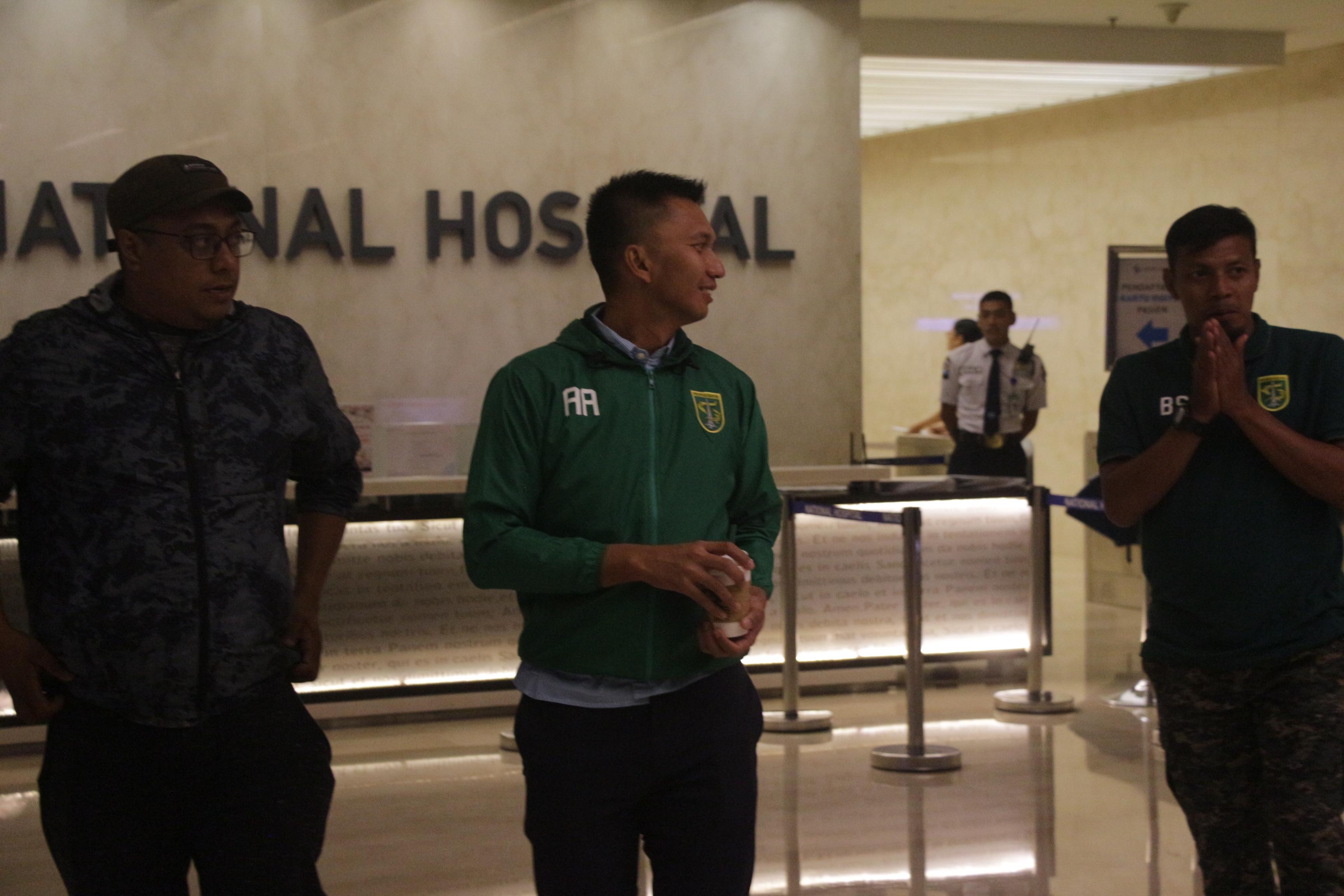 Presiden Persebaya, Azrul Ananda, bersama Bejo Sugiantoro (kanan) menjenguk Rachmat Irianto.