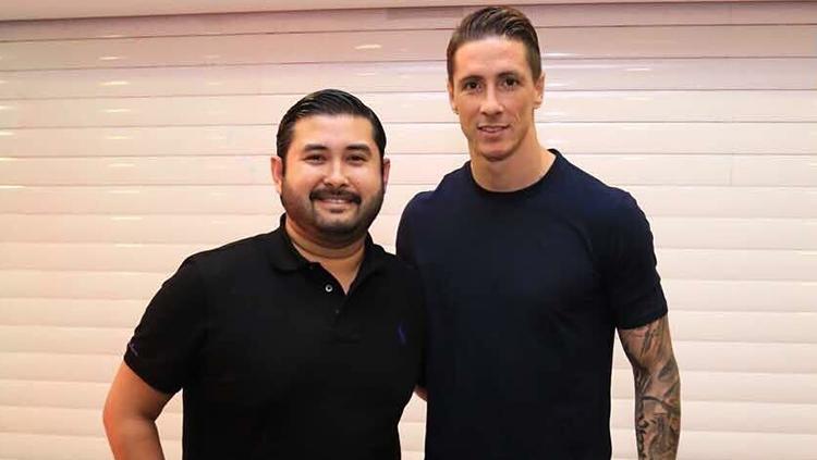 Presiden Johor Darul Takzim, Tunku Ismail Ibni Sultan Ibrahim, bersama Fernando Torres. - INDOSPORT