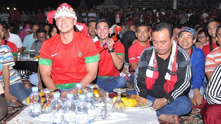 Zumi Zola saat nontong bareng Timnas. Copyright: Instagram@gmpzo