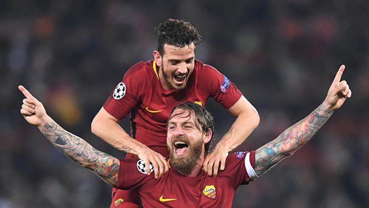 Selebrasi Danille De Rossi (bawah) dan Alessandro Florenzi, dua pemain AS Roma.