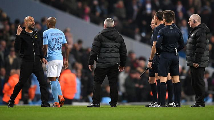 Aksi protes Pelatih Man City, Pep Guardiola terhadap wasit.