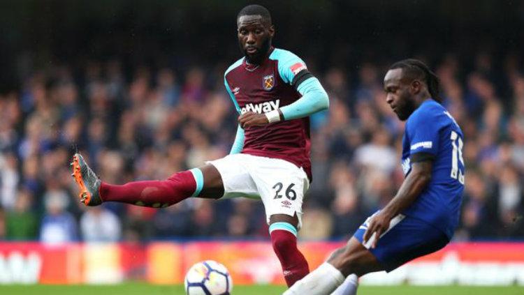 Bek West Ham United, Arthur Masuaku, mengenakan kaus kaki bolong.