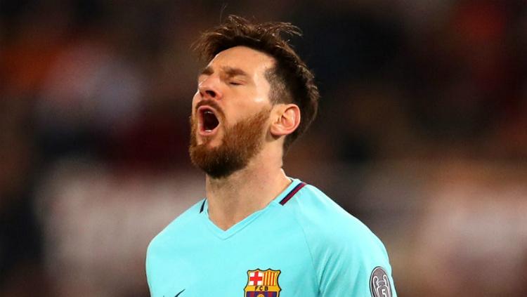Lionel Messi tertunduk lesu usai Barcelona disingkirkan oleh AS Roma (11/04/18). Copyright: Getty Images