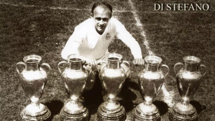 Alfredo Di Stefano dan jejeran trofi juara Eropa. Ia merupakan satu-satunya pemegang trofi Super Ballon d'Or yang didapat pada 24 Desember 1989. - INDOSPORT