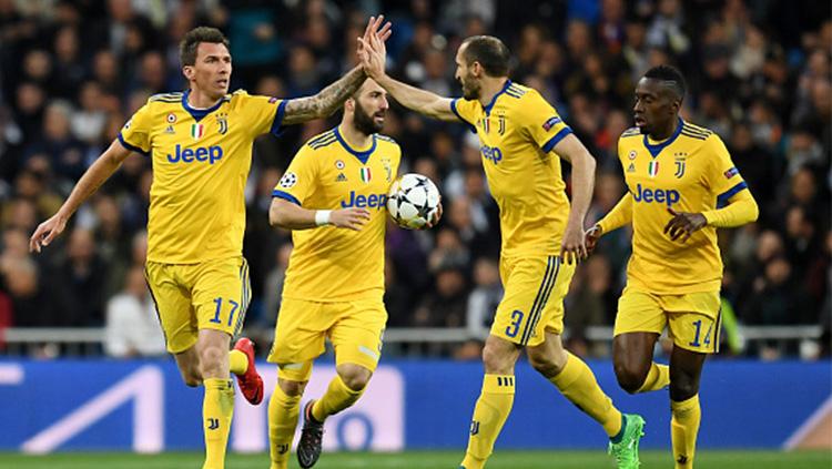Mandzukic selebgrasi dengan timnya setelah gol pertama