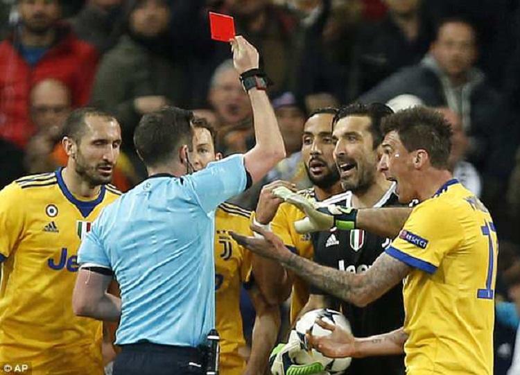 Buffon diberikan kartu merah
