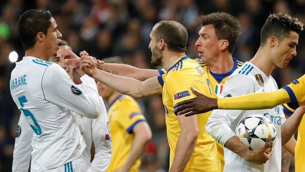 Pemain Juventus melancarkan protes terhadap penalti yang diberikan wasit di menit akhir pertandingan Real Madrid vs Juventus.