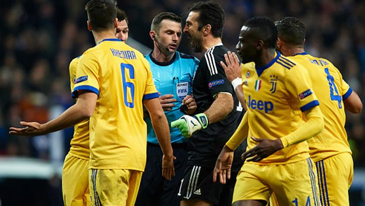 Pemain Juventus tengah beragumen dengan wasit Michael Oliver.