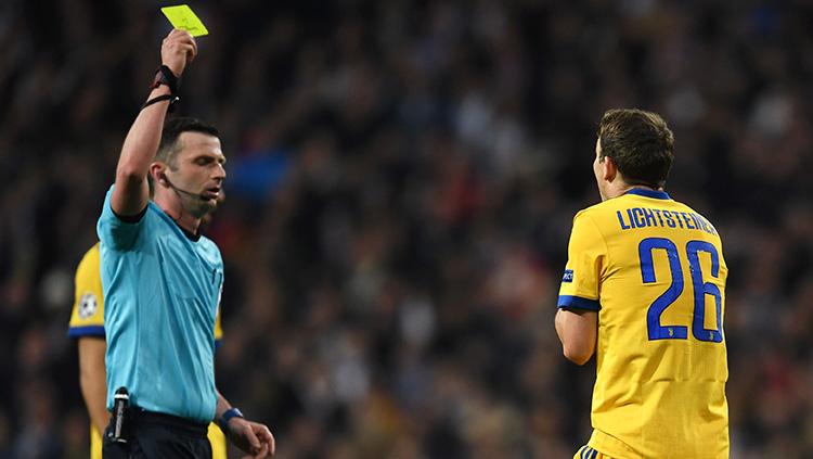 Stephan Lichtsteiner saat diganjar kartu kuning wasit Michael Oliver.