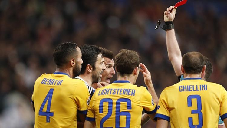 Wasit, Michael Oliver memberikan kartu merah kepada Gianluigi Buffon.